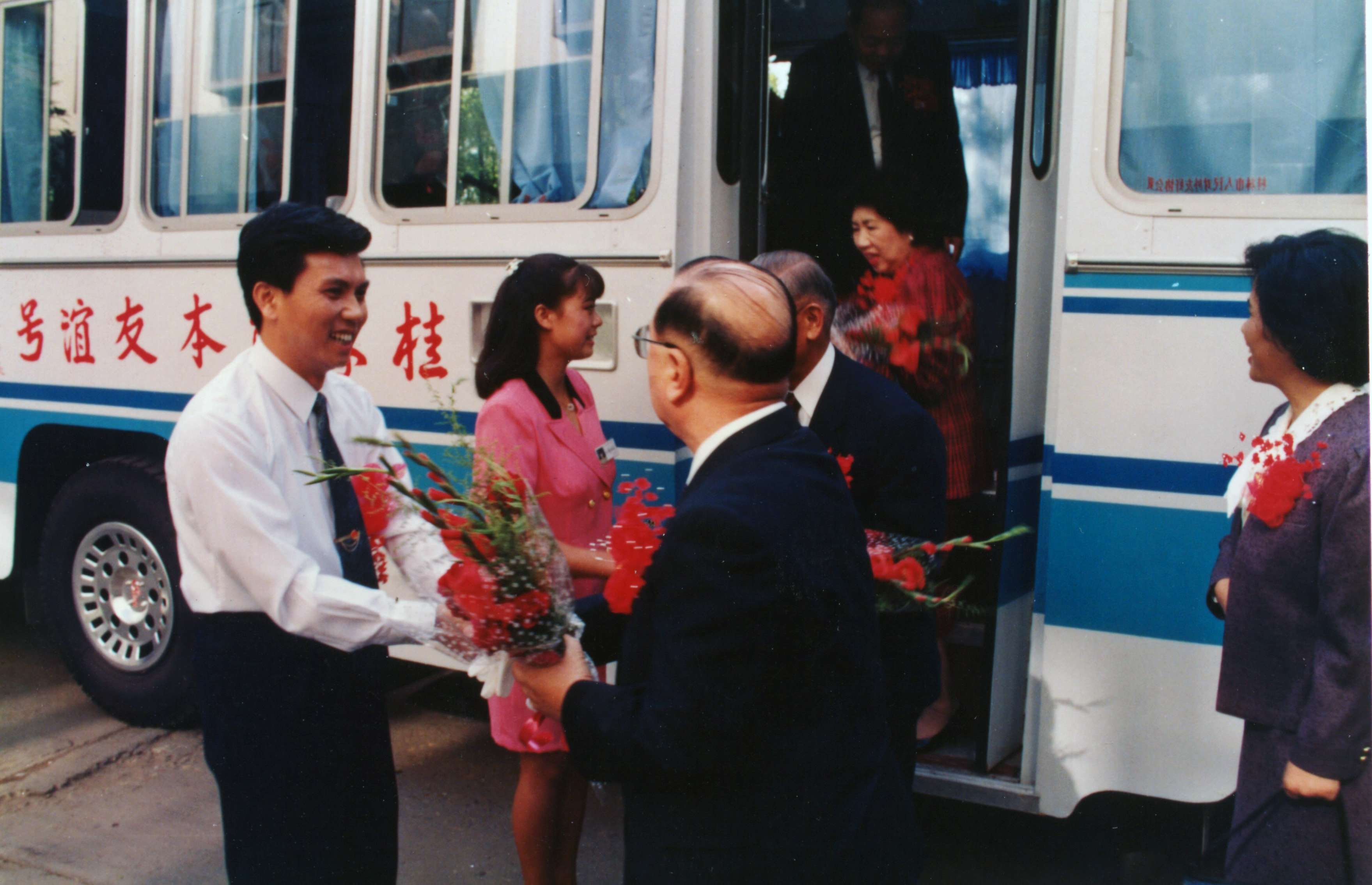 桂林市市长与熊本市市长乘坐熊本号车！.jpg
